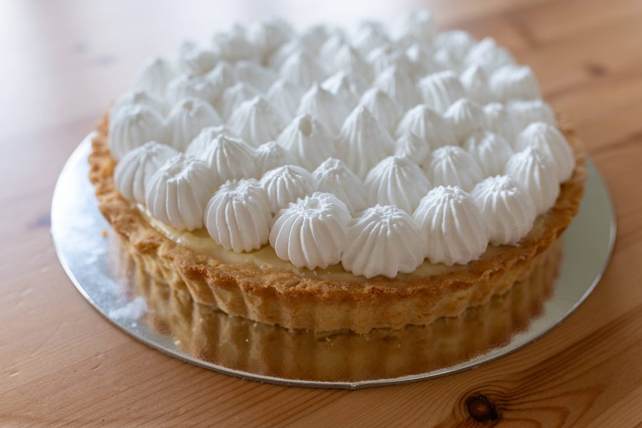 Citroentaart met toefjes opgespoten meringue
