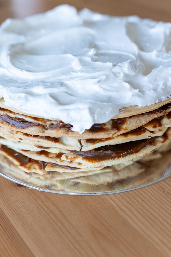 Rogel — gelaagd krokant deeg met dulce de leche en meringue bovenop